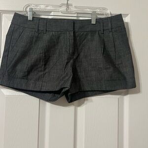 Women shorts with pockets and zipper